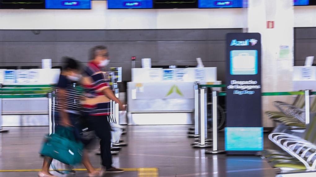 Passageiros transitam em aeroporto brasileiro usando máscara de proteção contra a Covid-19