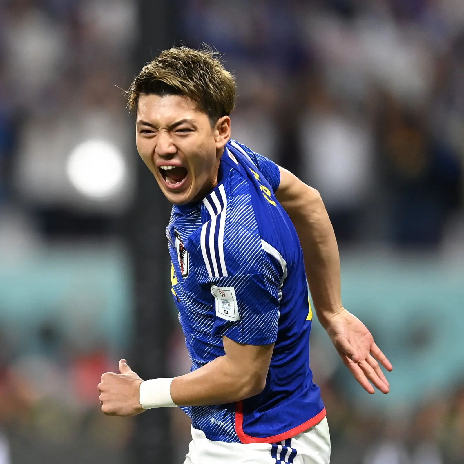 Asano comemora gol pelo Japão