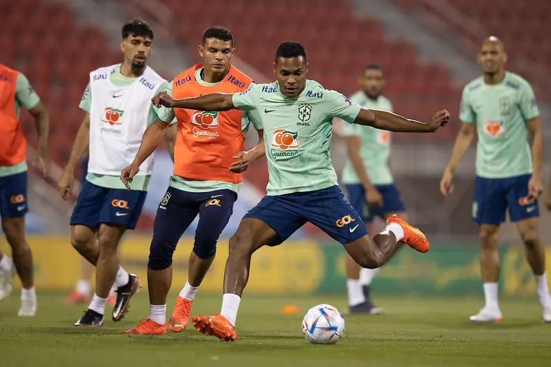 Jogadores da seleção brasileira treinam para partida do copa do mundo de futebol no Catar