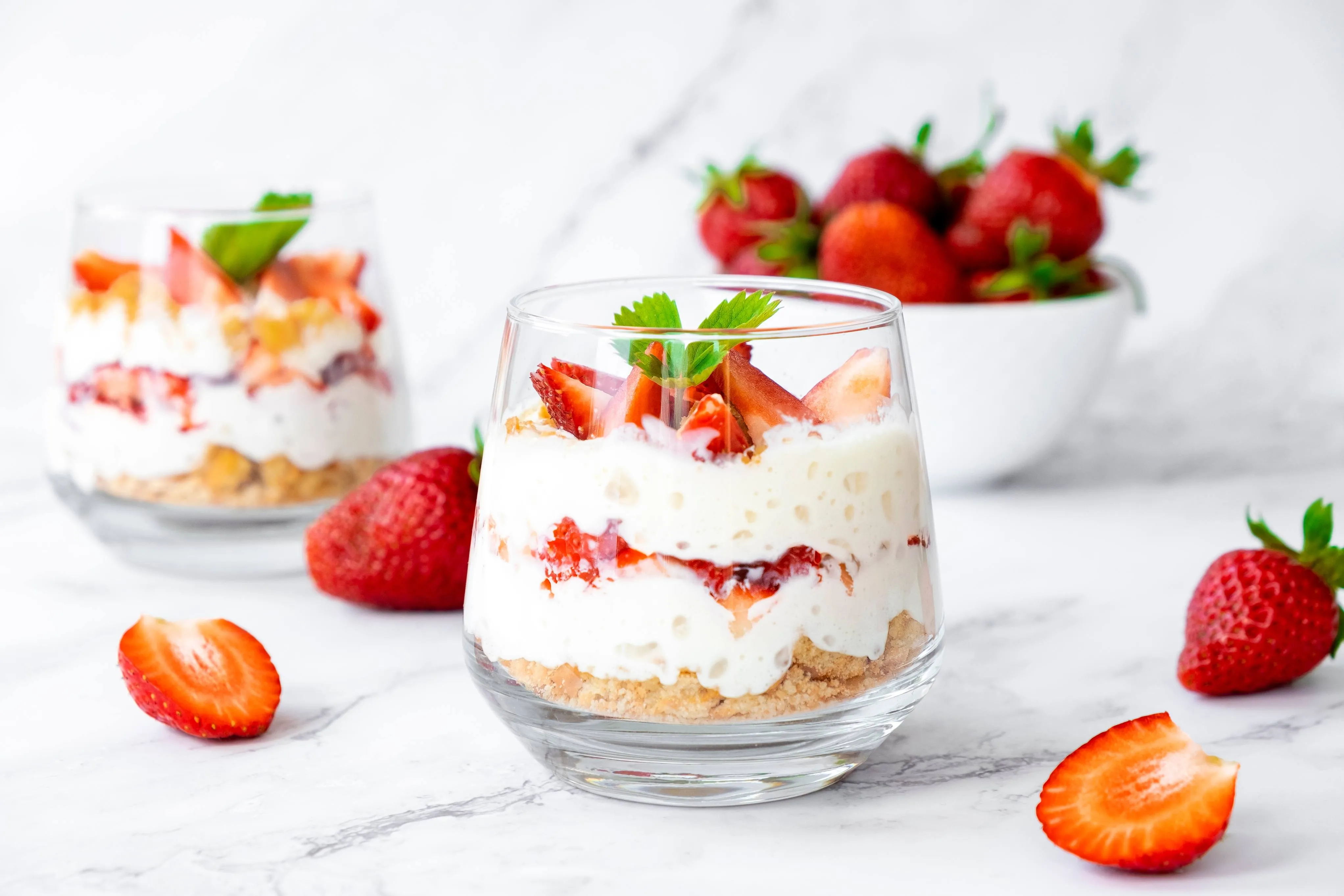 A taça de morango é uma receita deliciosa para servir em festas e outros eventos