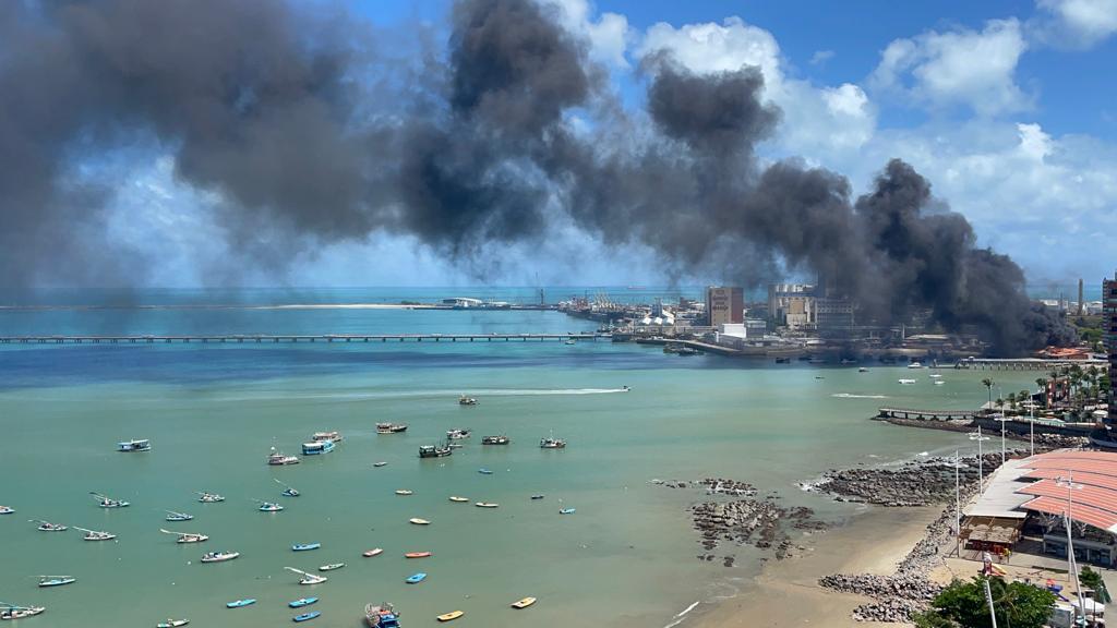 Coluna de fumaça é vista em boa parte da orla