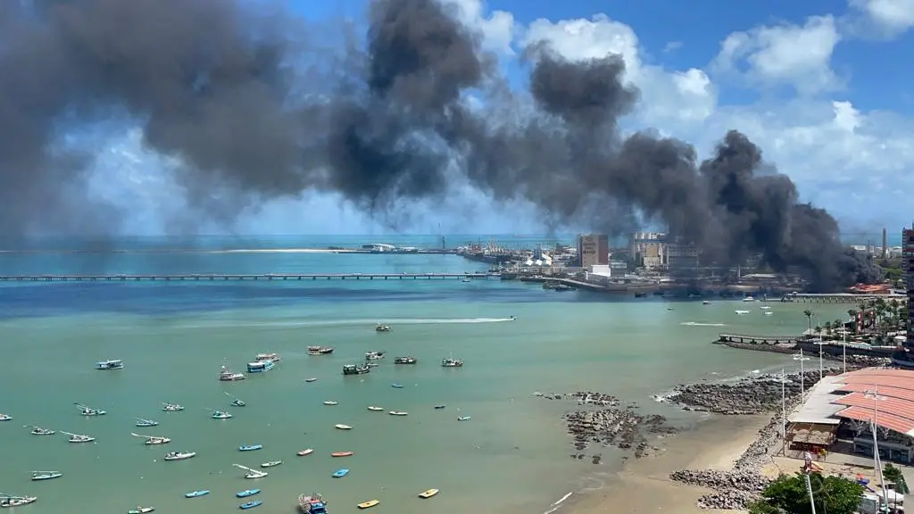 Coluna de fumaça é vista em boa parte da orla