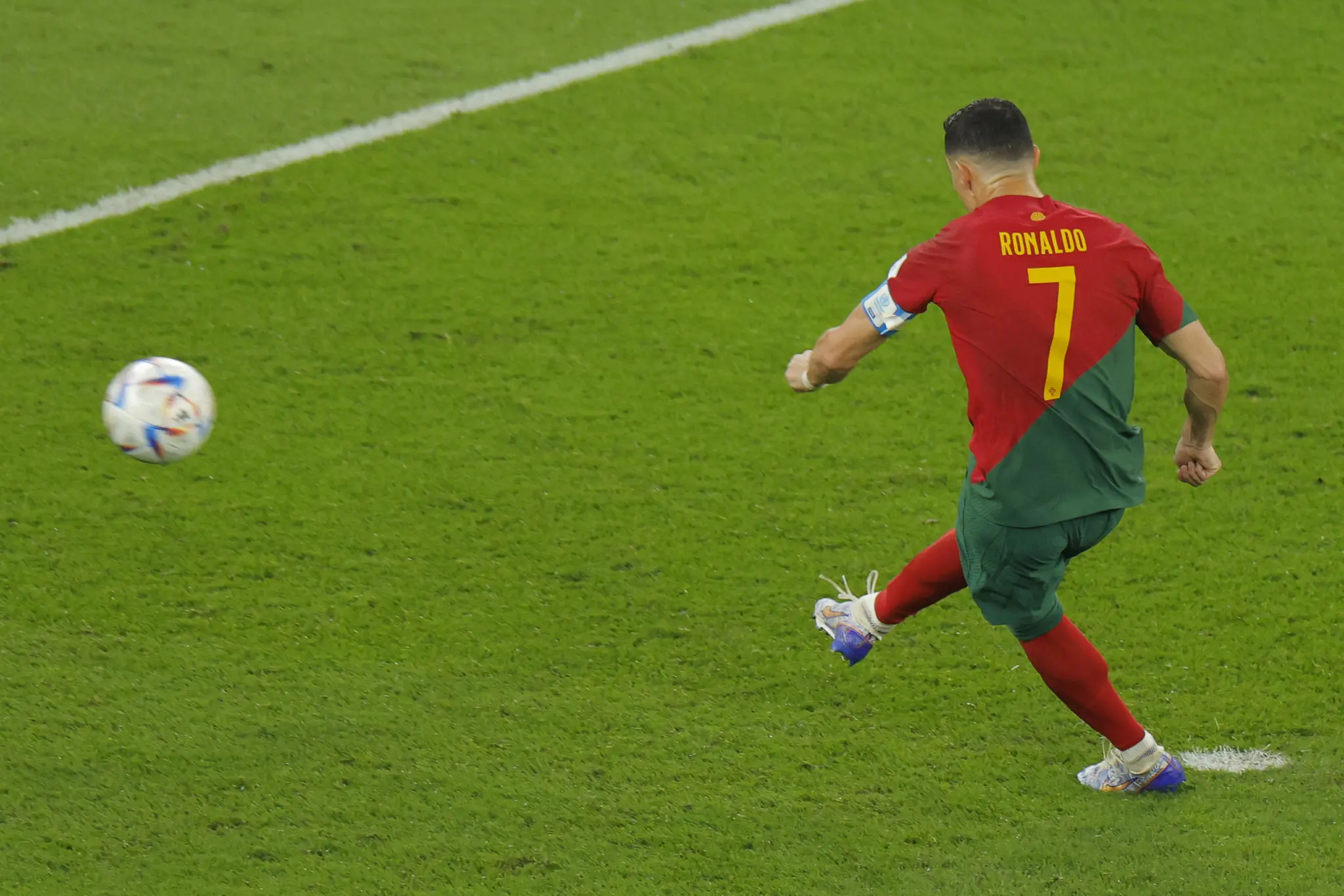 Imagem do jogador cobrando o pênalti