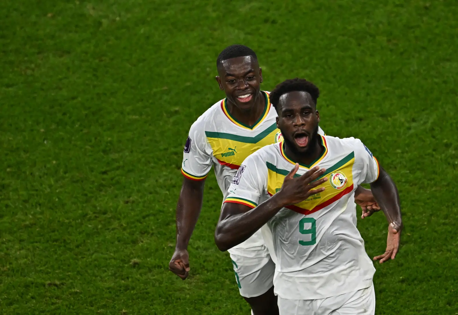 Atletas de Senegal comemoram gol