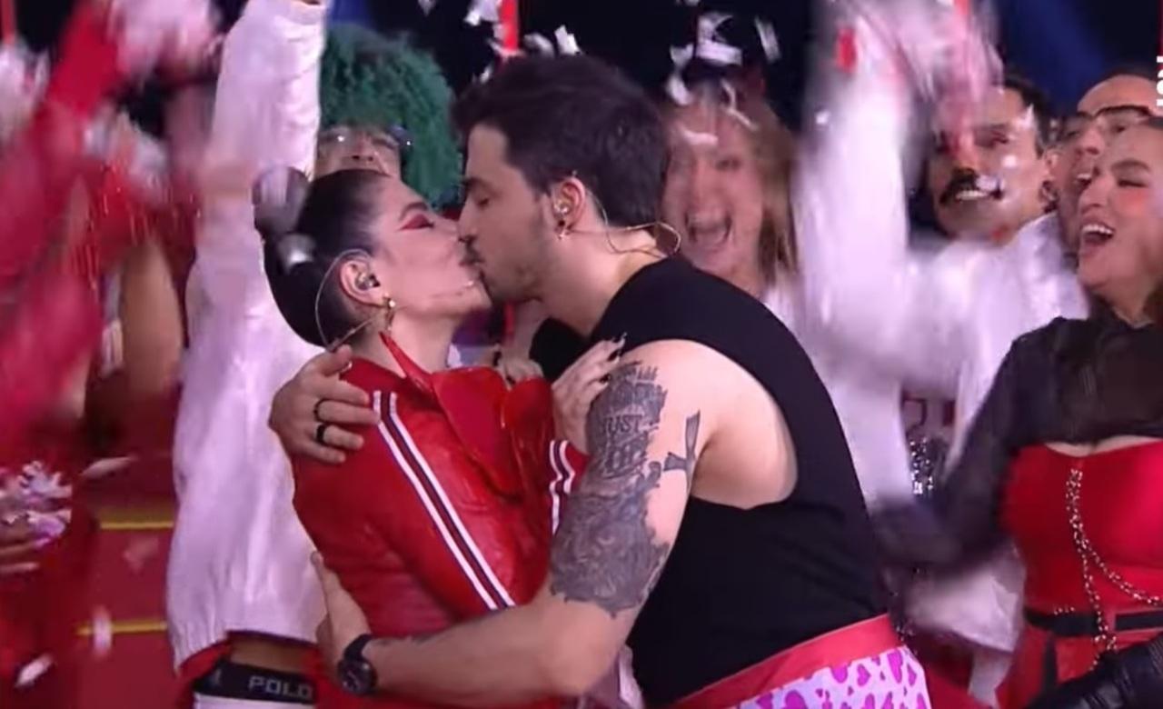 Beijo foi transmitido em live