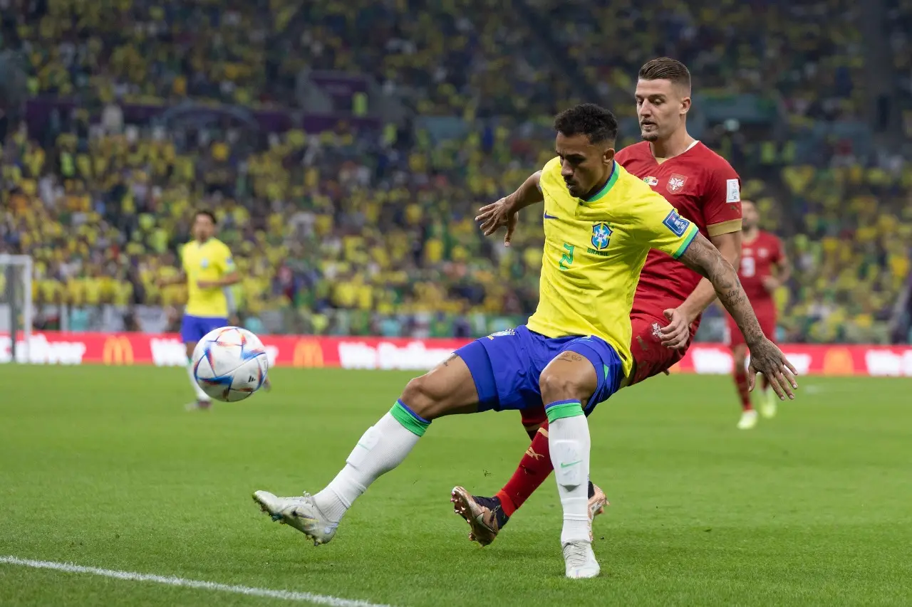 Danilo disputa bola com defensor da Sérvia