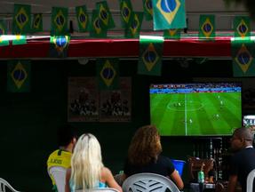 Torcedores assistem ao jogo do Brasil