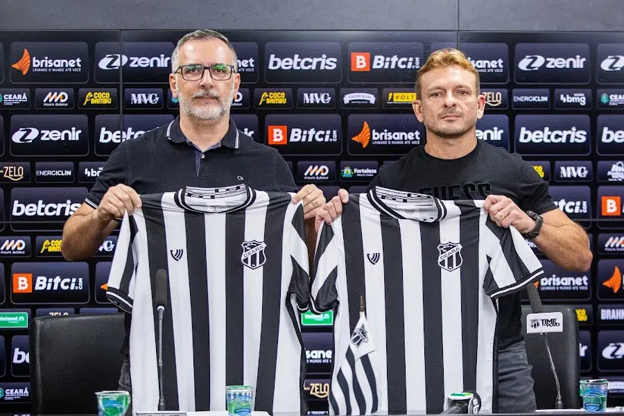 Albeci Júnior e Juliano Camargo com as camisas do Ceará