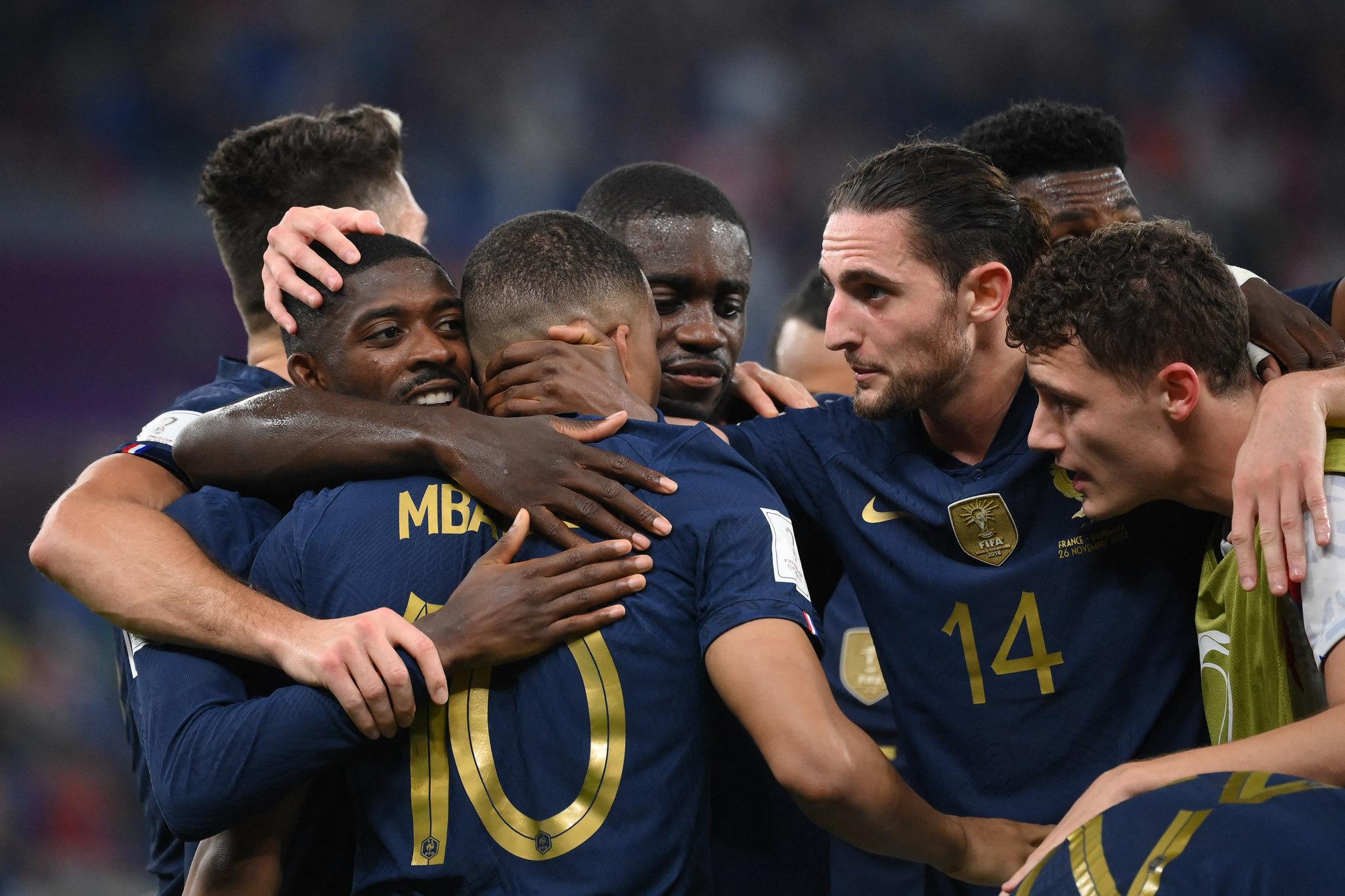 Imagem dos jogadores franceses comemorando o gol