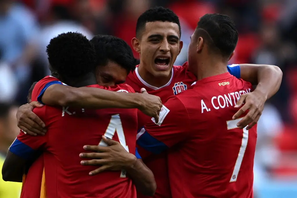 Imagem mostra jogadores abraçados