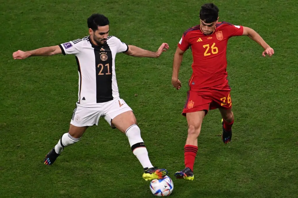 Espanha x Alemanha disputam bola
