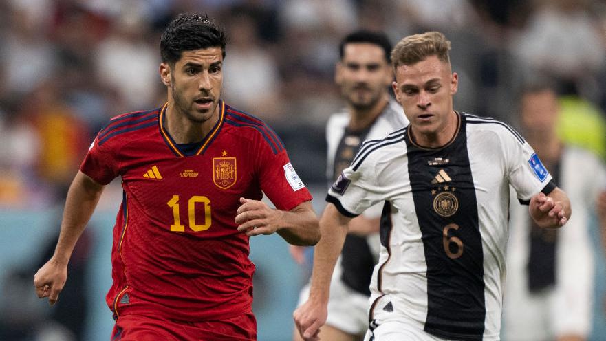 Atletas de Espanha x Alemanha disputam bola