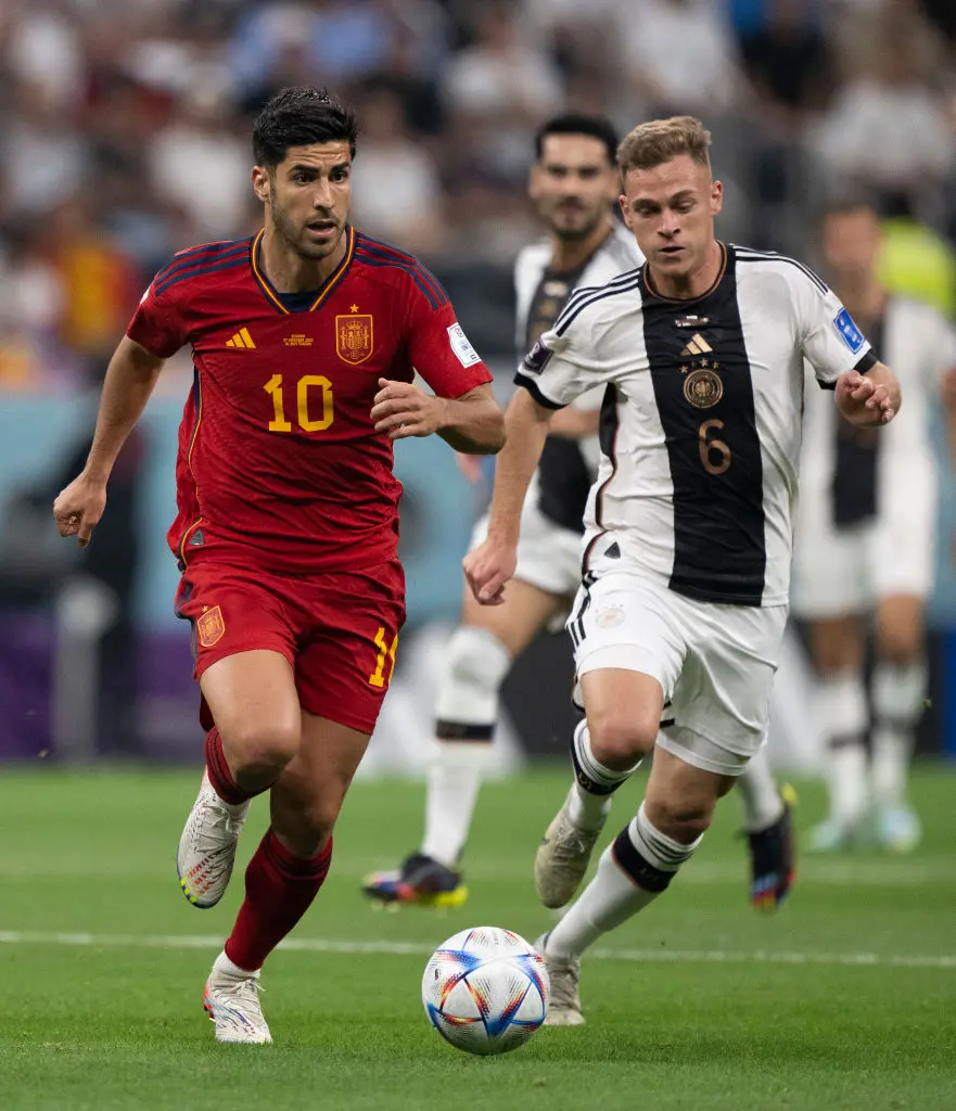 Atletas de Espanha x Alemanha disputam bola