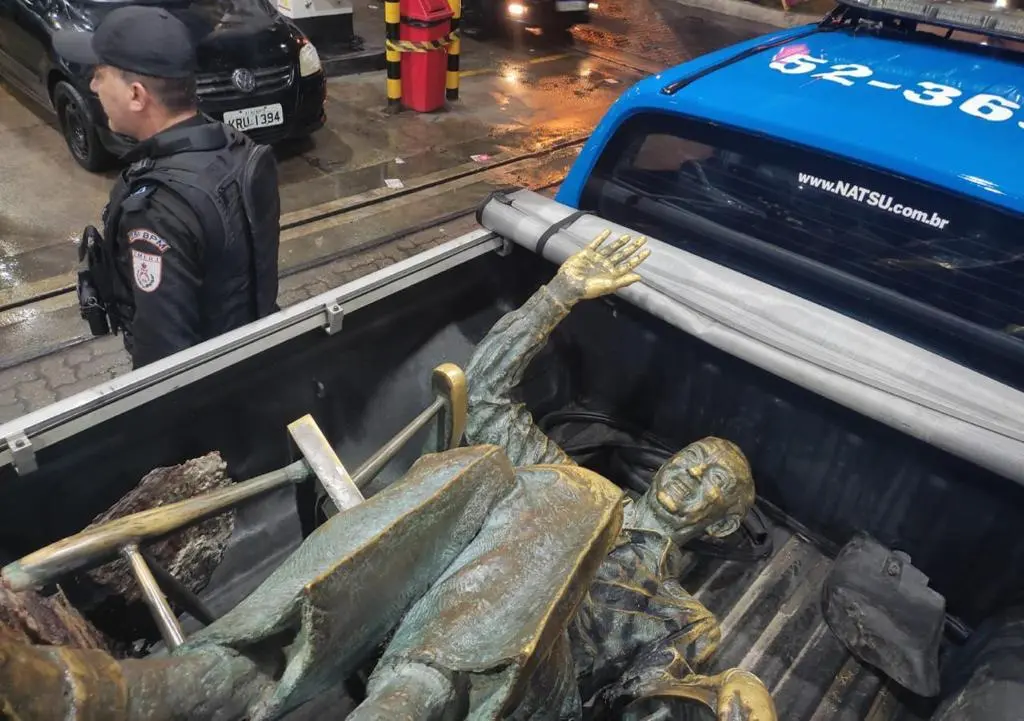 Estátua de Juscelino Kubitschek / carro da Polícia Militar do Rio de Janeiro