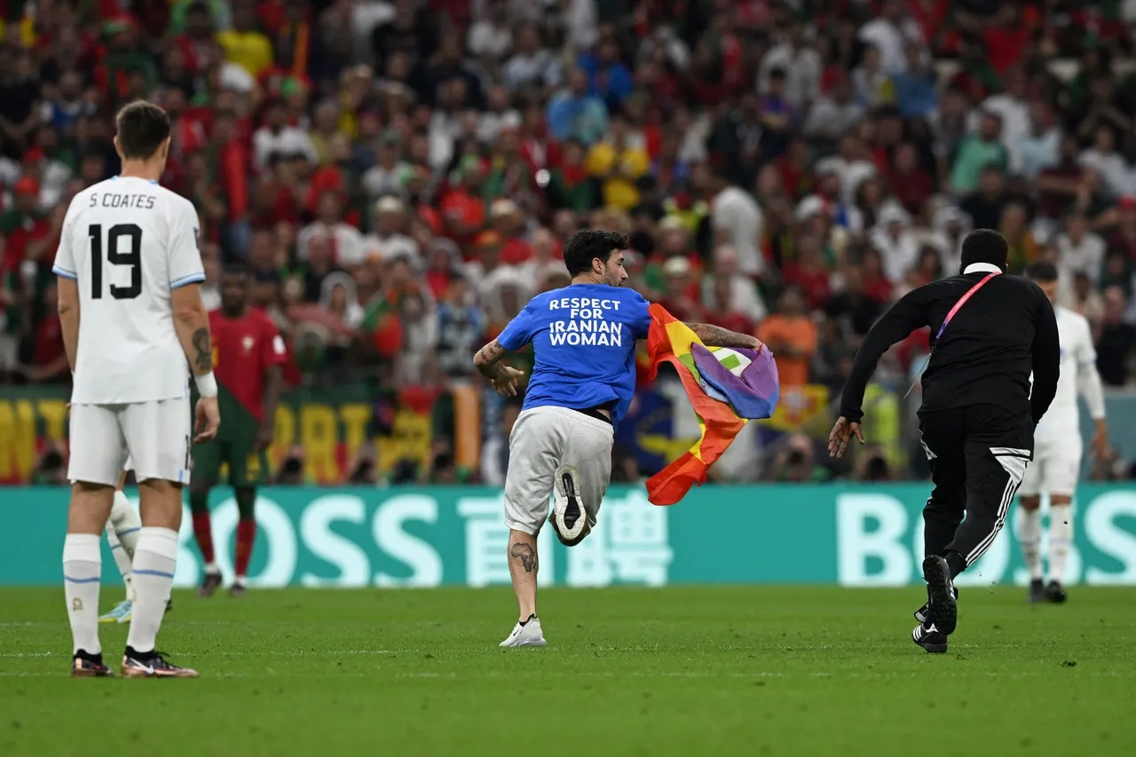 Torcedor invade campo durante jogo de Portugal com o Uruguai