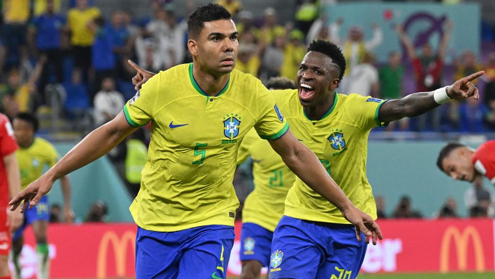 Imagem de Casemiro e Vini Jr. comemorando o gol do Brasil na vitória contra a Suíça