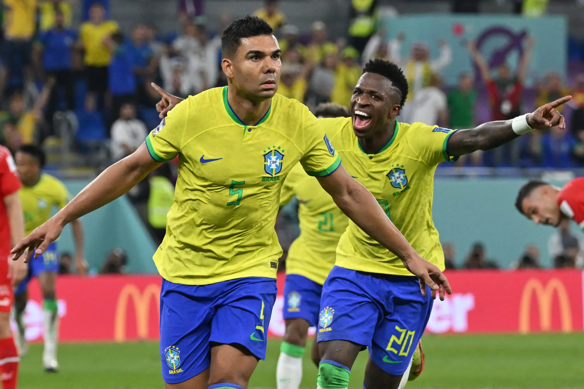 Imagem de Casemiro e Vini Jr. comemorando o gol do Brasil na vitória contra a Suíça