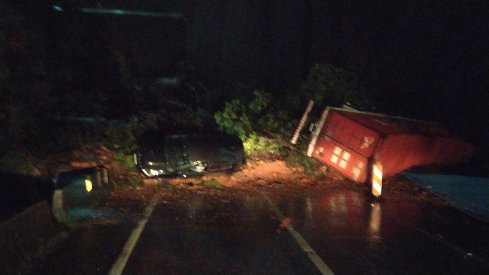 Imagem mostra em prefeito de Guaratuba, Roberto Justus, parcialmente soterrado após deslizamento de terra na BR-379