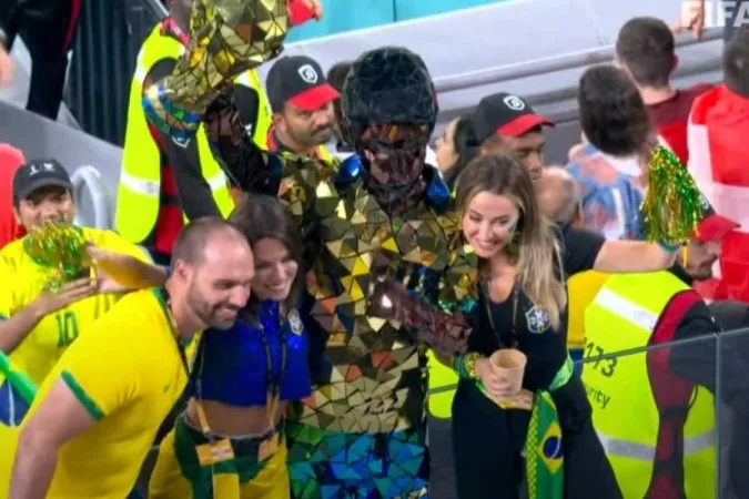 Eduardo Bolsonaro foi assistir ao jogo da seleção brasileira contra a seleção da Suíça nesta segunda (28).
