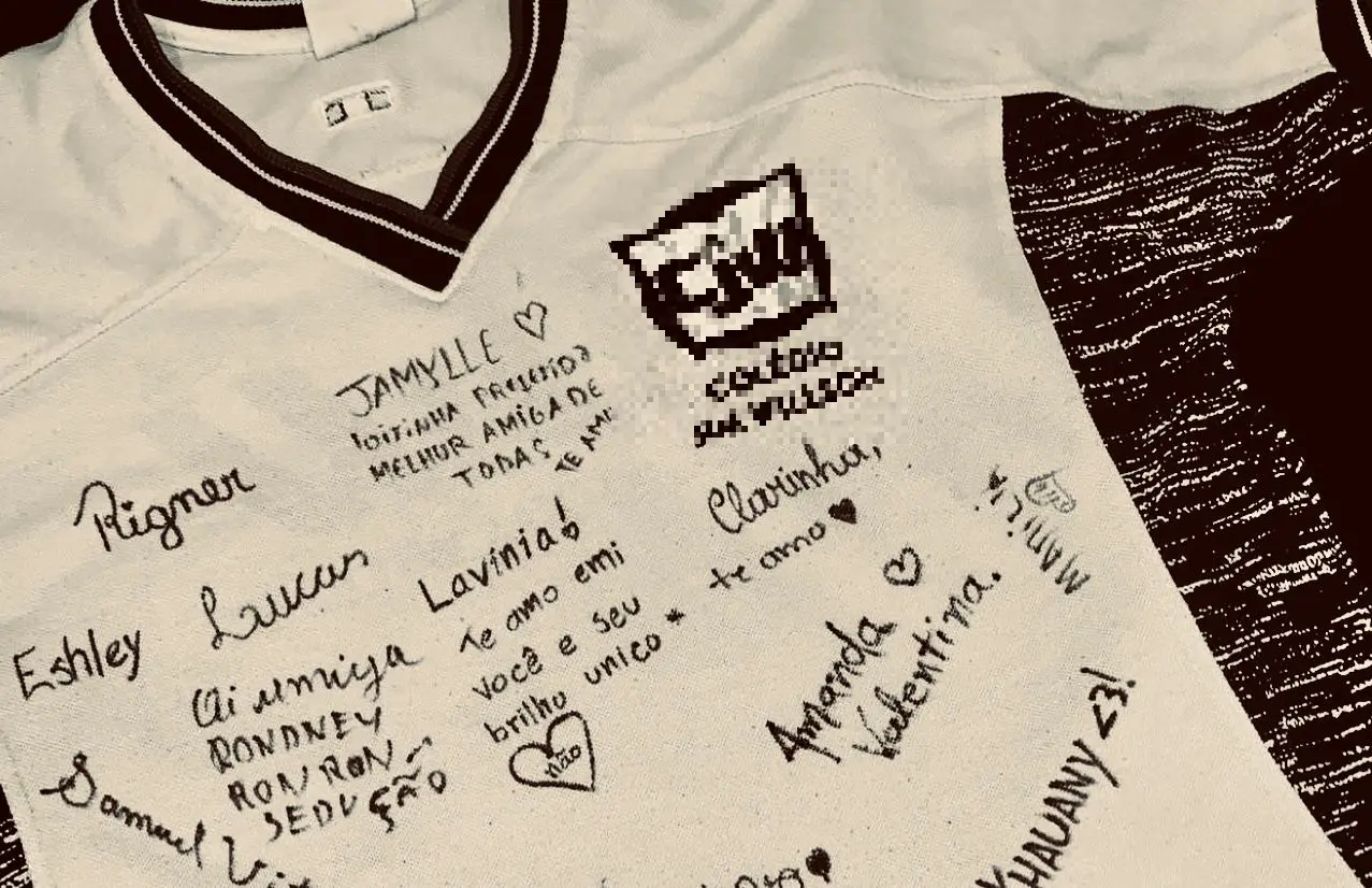 Fardas recebem autógrafos em aulas da saudade