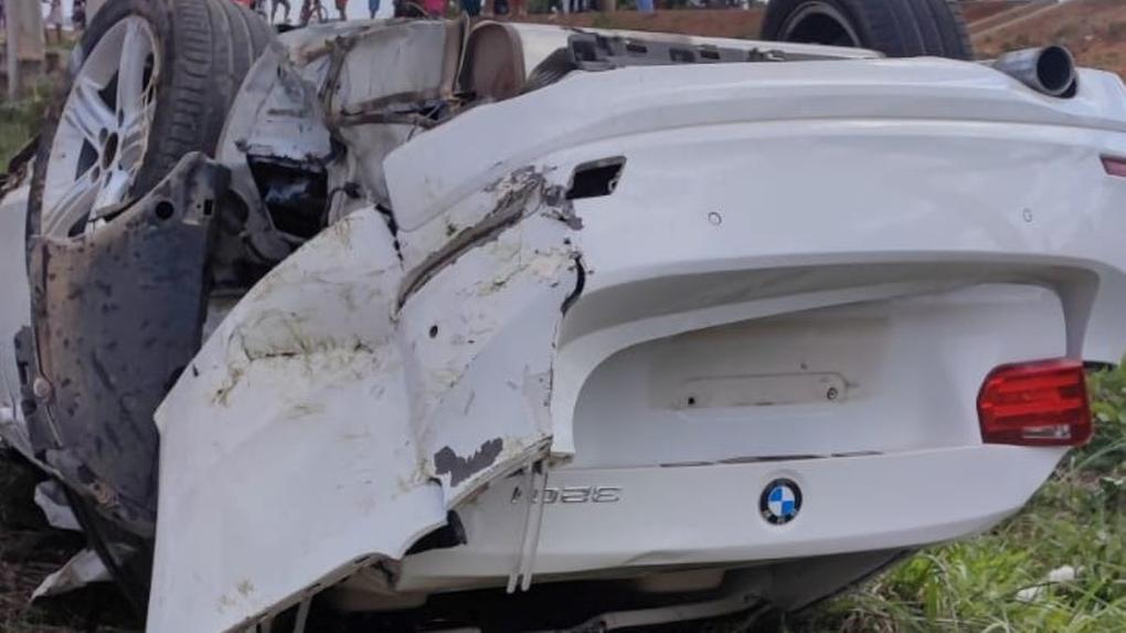 BMW capotada após acidente em Tianguá '