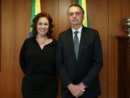 Carla Zambelli e Jair Bolsonaro posando para foto no gabinete