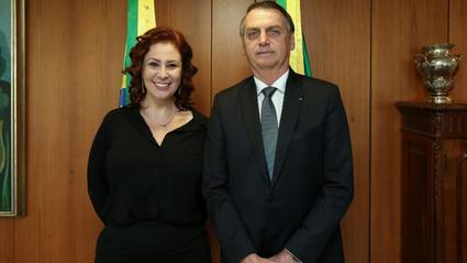 Carla Zambelli e Jair Bolsonaro posando para foto no gabinete