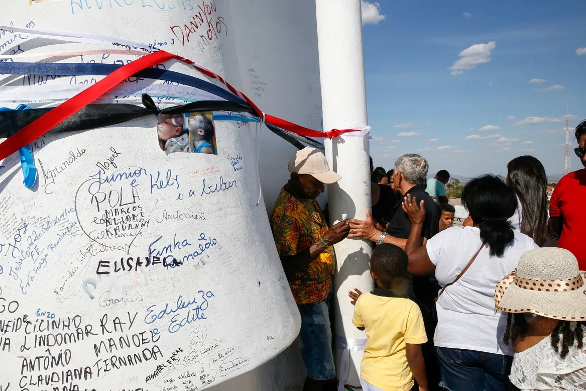 Estátua de Padre Cícero recebe visitantes que pedem graças e fazem promessas