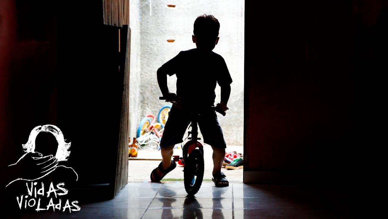 criança/ escuro/ bicicleta