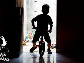 criança/ escuro/ bicicleta