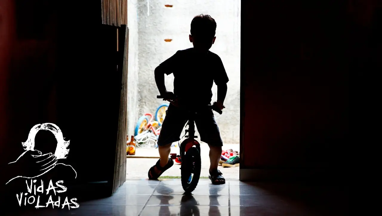 criança/ escuro/ bicicleta