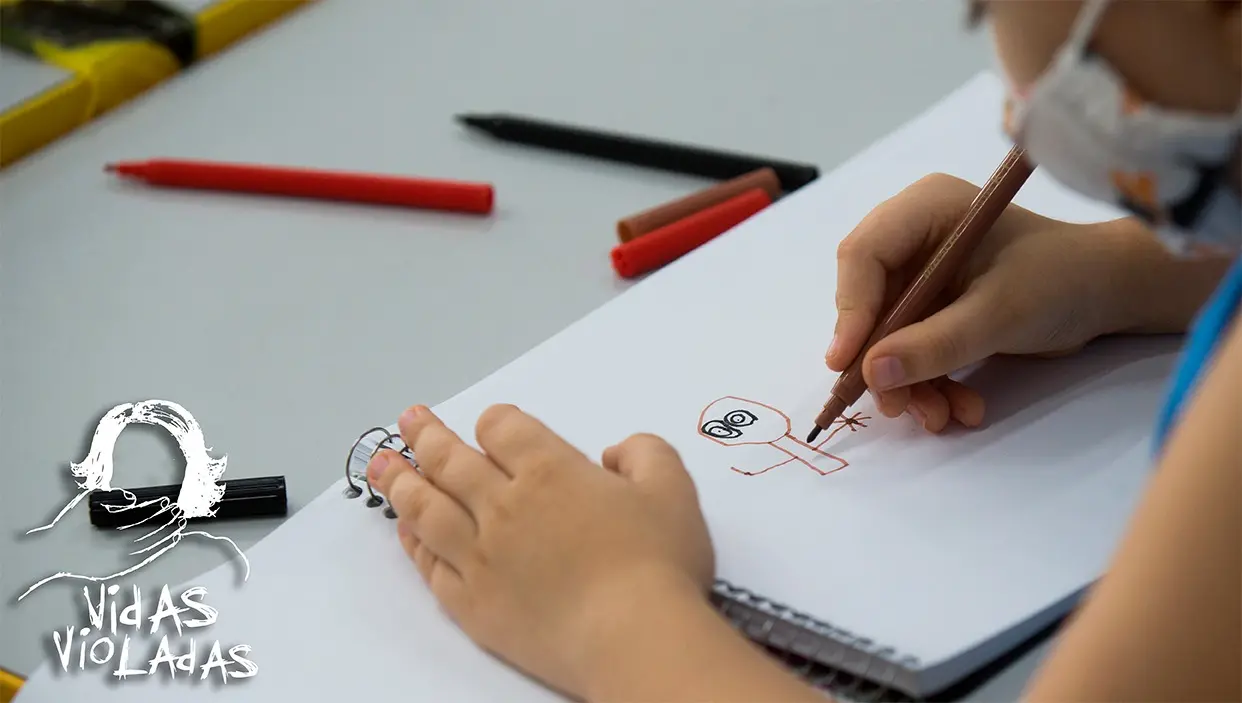 criança desenhando