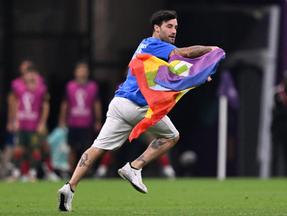Imagem mostra homem com bandeira LGBTQIA