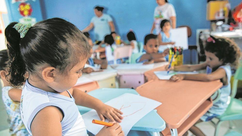 Estudantes da rede municipal de ensino em sala de aula