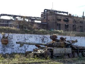 Tanque destruído perto das ruínas da fábrica de Azovstal na cidade portuária de Mariupol, ocupada pela Rússia