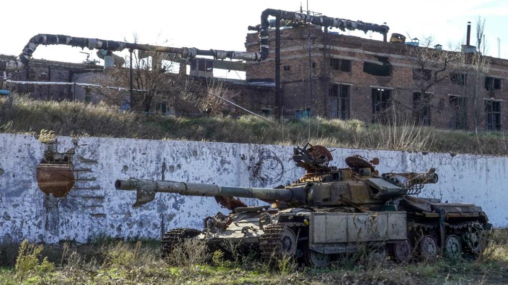 Tanque destruído perto das ruínas da fábrica de Azovstal na cidade portuária de Mariupol, ocupada pela Rússia