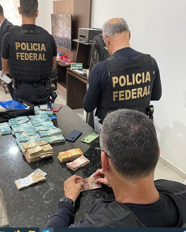 Policiais federais contam dinheiro em espécie