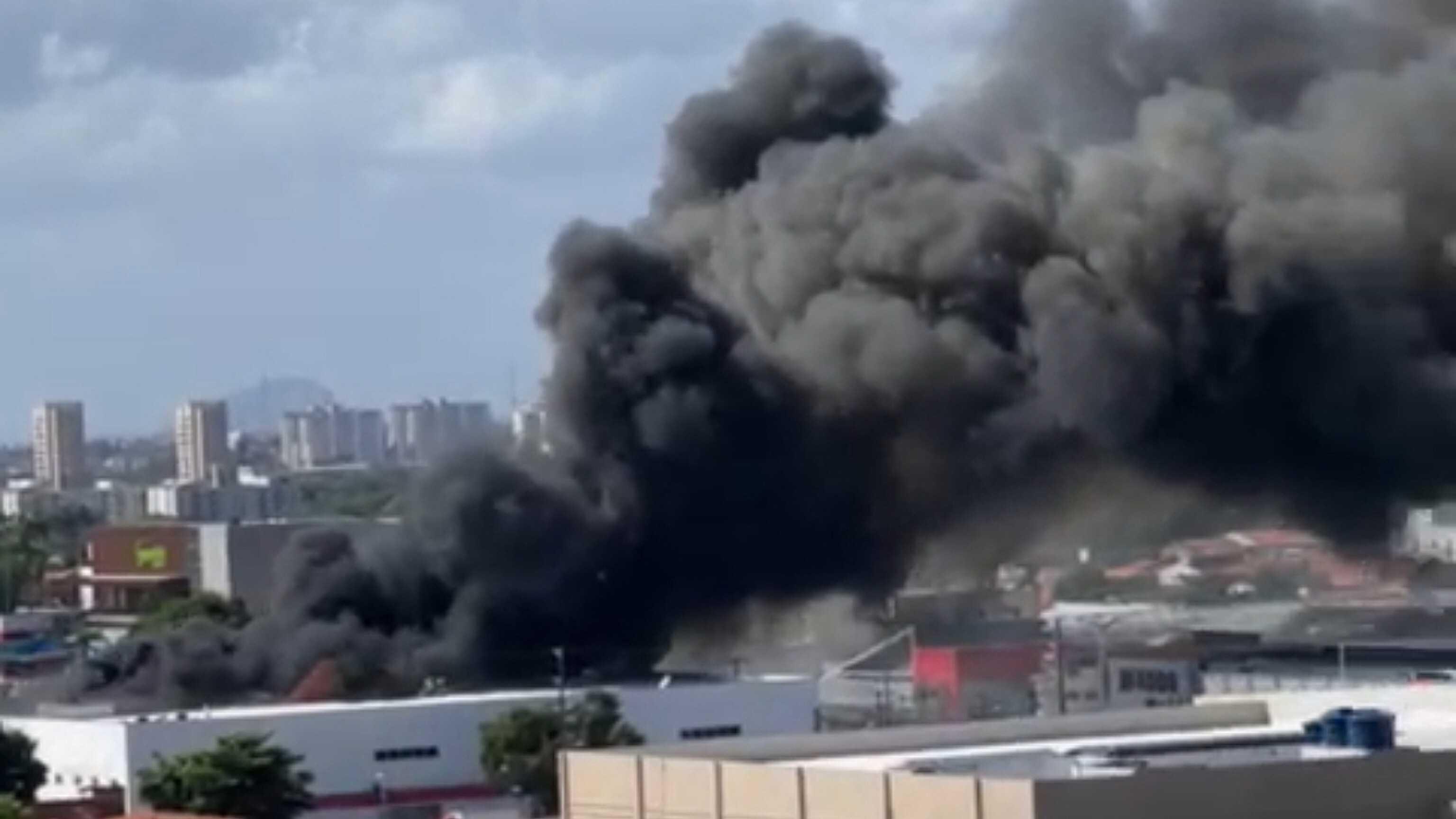 Grande coluna de fumaça foi formada em incêndio