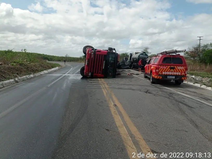 Caminhões acidentados