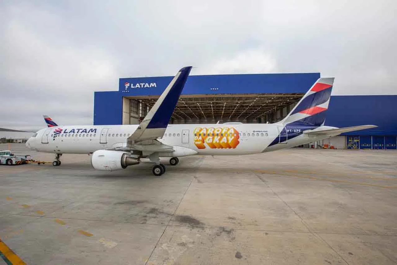 Avião da Latam usado para transportar convidados da Farofa da Gkay