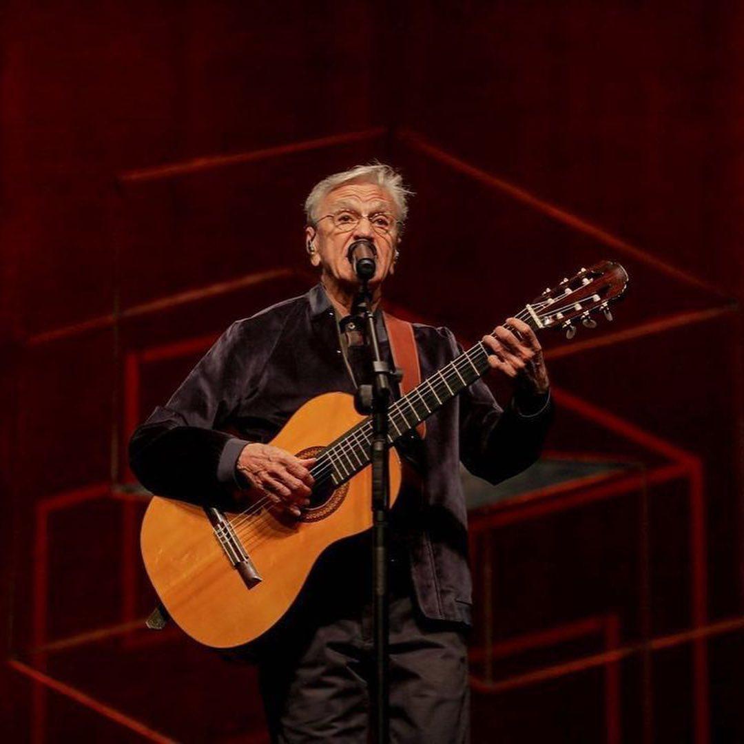Caetano Veloso canta e toca violão durante apresentação musical