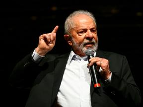 O presidente eleito Lula gesticula enquanto discursa