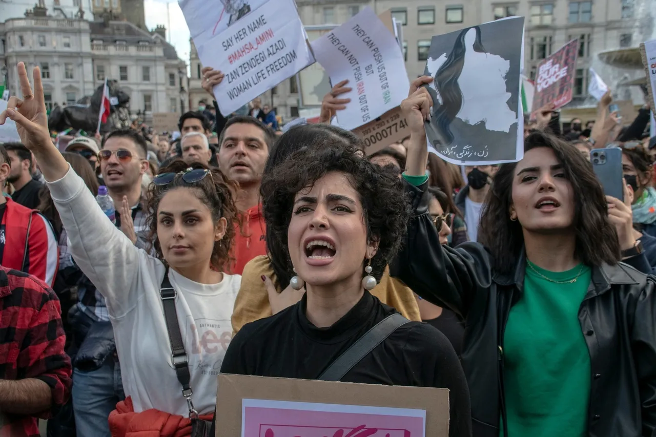 Morte de jovem supostamente por uso incorreto de véu gerou uma série de protestos