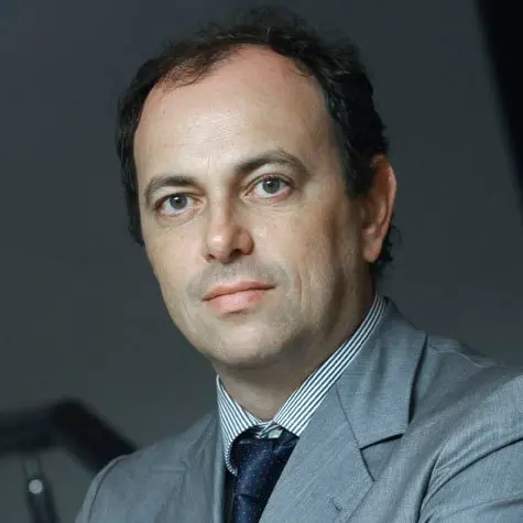 O advogado Danilo Doneda posa para foto em cenário cinza