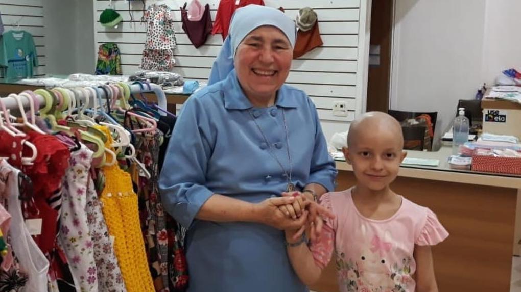 Irmã Conceição e criança com câncer