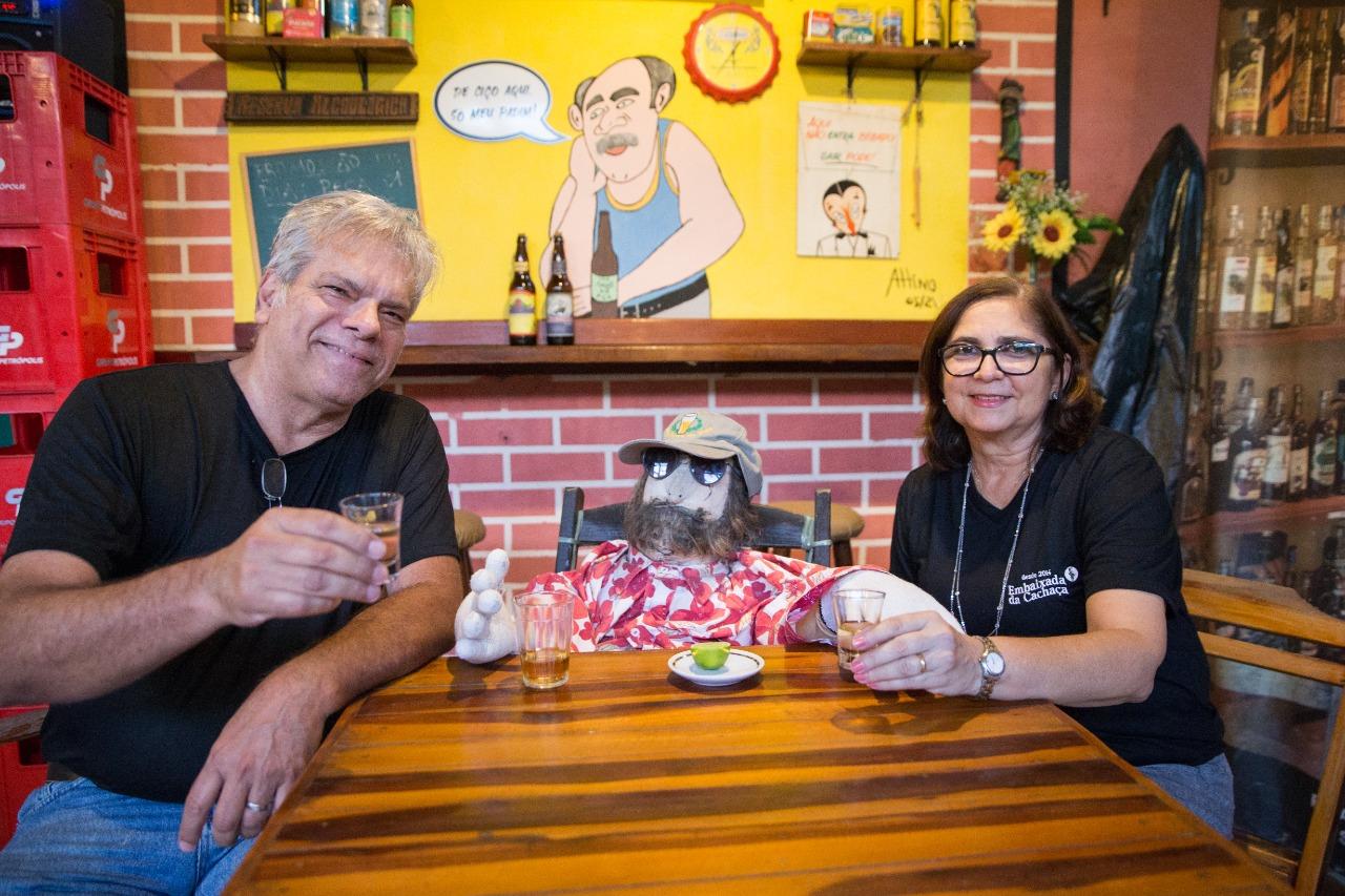 Na presença do querido Chico Litro, Altino Farias e Gorete Almeida Farias brindam às alegrias dos oito anos de Embaixada da Cachaça