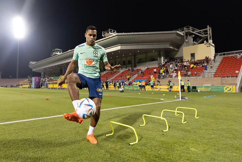 Alex Sandro em treino da Seleção Brasileira