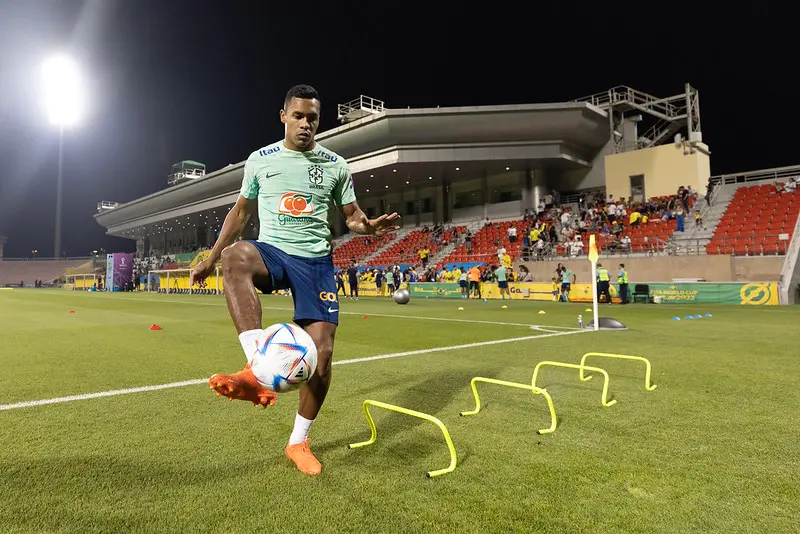 Alex Sandro em treino da Seleção Brasileira