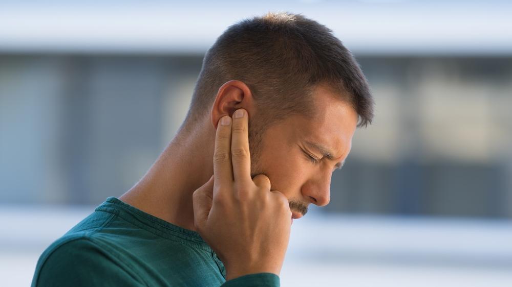 Homem com dor de ouvido