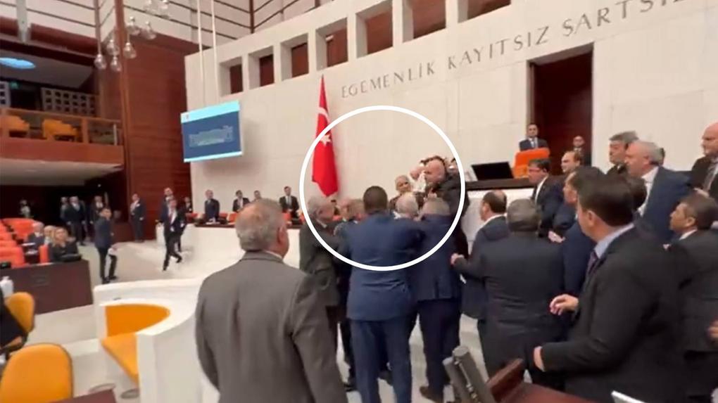 Briga generalizada no Parlamento da Turquia em 6 de dezembro de 2022